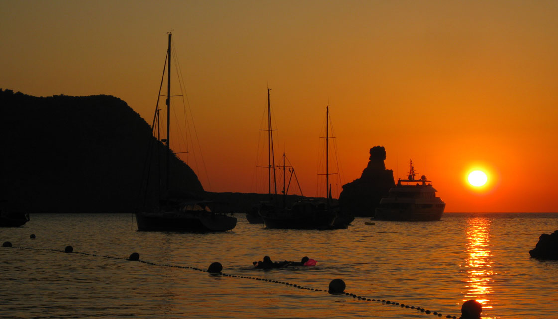 atardecer ibiza benirras